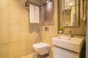 Yamuna View Studio Apartments with Pvt Kitchenette, near Indraprastha Apollo and Max Hospital Noida