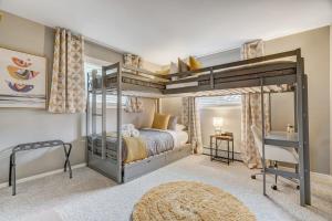 Pickleball Palace Courts & Games & Hot Tub & BBQ