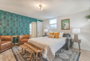 Pikes Charm - King Workspace 4K Roku BBQ