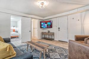 Pikes Charm - King Workspace 4K Roku BBQ