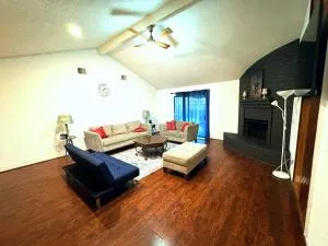 Super Cozy 4 Bedroom - Sleeps 10 Great for families and professionals - Hoffpauir Airport