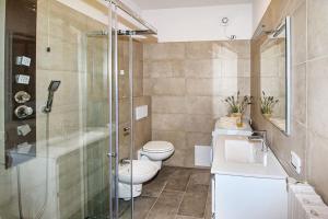 Casa Ariel, in piazza a Colico, Como Lake