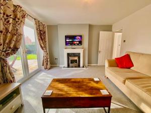 Family Friendly House, 3BR and Parking, Near Town - 14 Millers Close
