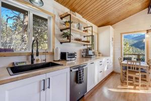 Timber Peak Cabin - Hot Tub BBQ Scenic Views