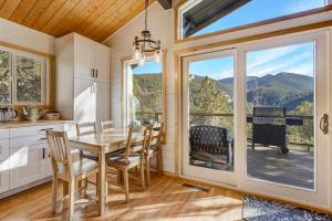 Timber Peak Cabin - Hot Tub BBQ Scenic Views