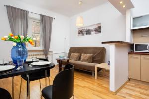 Warsaw New Town Apartment by Renters