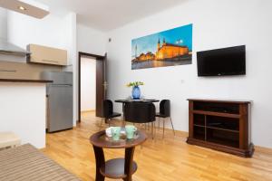 Warsaw New Town Apartment by Renters