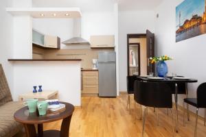 Warsaw New Town Apartment by Renters