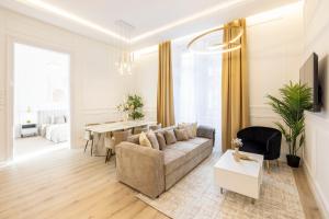 Exclusive & Prestigious Central Residence w Balcony