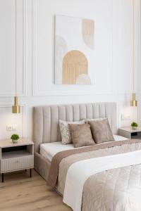 Exclusive & Prestigious Central Residence w Balcony