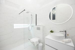 Exclusive & Prestigious Central Residence w Balcony