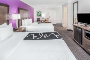 Queen Room with Two Queen Beds and Bath Tub - Mobility/Hearing Accessible - Non-Smoking room in La Quinta by Wyndham Lubbock West Medical Center
