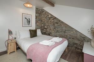 Cheerful 2 bedroom cottage with garden