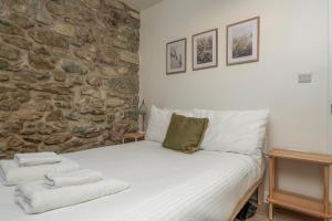 Cheerful 2 bedroom cottage with garden