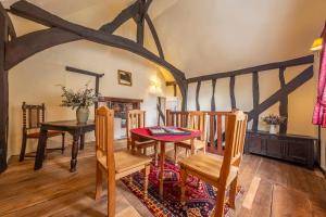 Medieval cottage in rural village - Dukes Lodge