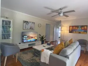 Spacious 4-Bedroom house in a shared property - Ramsay