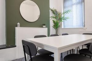 Spacious 4-Bedroom Apt | Pool Table