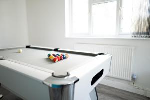 Spacious 4-Bedroom Apt | Pool Table