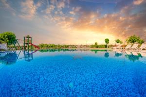 Holiday and Orchid Fort Noks Apartments