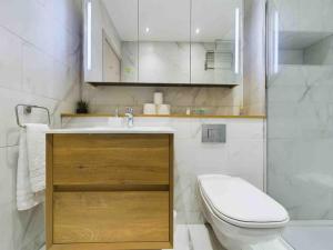 stylish 2bed condo city centre