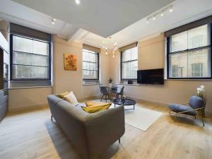 stylish 2bed condo city centre