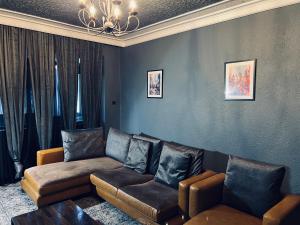 Central Apartment Black Cat