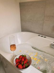 Couples Cove: Luxe Getaway w jetted bath & views