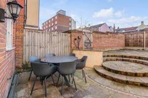 Seven Space Central Town House with Parking