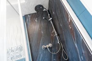 6 Roomy Bedrooms Favour Spacious Inn - Sleeps 13 Hull Central Location