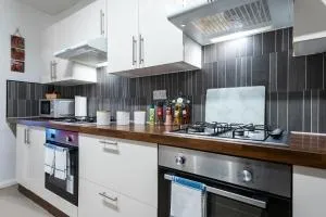 6 Roomy Bedrooms Favour Spacious Inn - Sleeps 13 Hull Central Location - 科廷厄姆