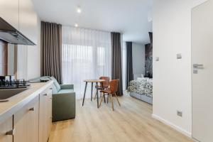 Stylowe Studio Very Berry w Poznaniu z Parkingiem i Balkonem by Noclegi Renters