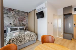 Stylowe Studio Very Berry w Poznaniu z Parkingiem i Balkonem by Noclegi Renters