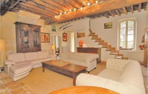 Maisons de vacances Awesome Home In Arles : photos des chambres