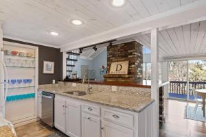 Stay On The Cape Vacation Rentals: Contemporary Saltbox In New Seabury