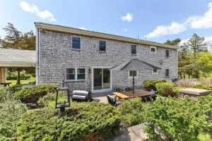 Stay On The Cape Vacation Rentals: Immaculate Home 2 Acres Short Walk To Beach - بورن