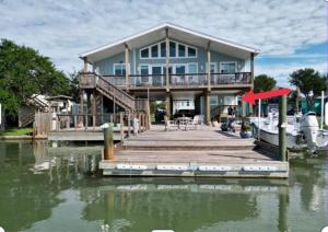 Waterfront Guesthouse on Key AllegroLittle Bay with dock