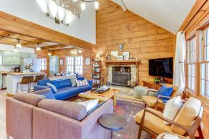 Cozy Ellijay Cabin Hot Tub, Yard, and Resort Access