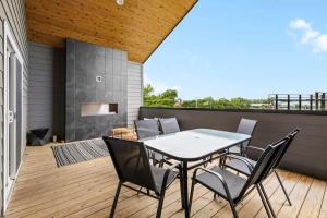 Magnificent 4 Bedroom Home -w Balcony & Fireplace