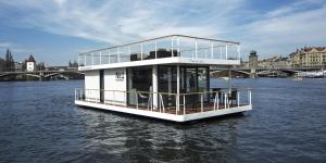 VIPliving Houseboat