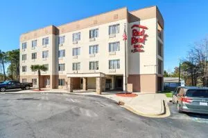 Red Roof Inn & Suites Fayetteville-Fort Bragg - 兰伯顿