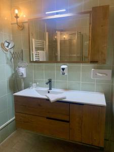 Hotels AUBERGE DU PORCHE : photos des chambres