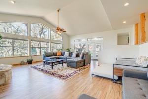 Pin Oak Farmhouse with Patio in Dripping Springs