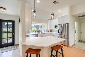 Pin Oak Farmhouse with Patio in Dripping Springs