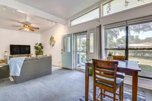 Fort Walton Home with Shared Pool - 2 Mi to Beach!