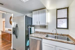 Fort Walton Home with Shared Pool - 2 Mi to Beach!