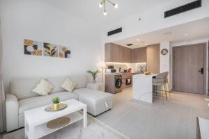 Stylish 1BR Retreat in Laya Heights, Studio City