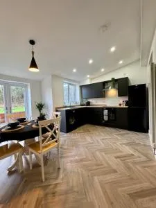 Spacious home near park and playing fields - Hirwaun