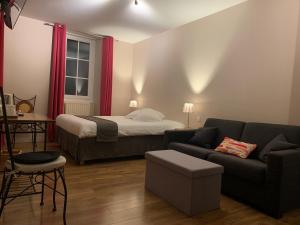 Hotels AUBERGE DU PORCHE : photos des chambres
