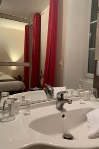 Hotels AUBERGE DU PORCHE : photos des chambres