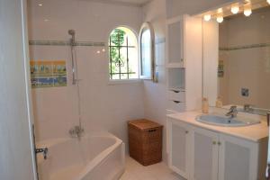 Villa Grasse vue mer exceptionnelle 8P piscine intérieure